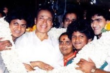 Dr rajkumar family: shiva rajkumar, raghavendra rajkumar, dr rajkumar, parvathamma rajkumar and puneeth