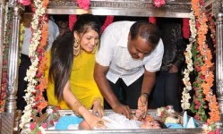 H d kumaraswamy with wife radhika kumaraswamy and daughter shamika