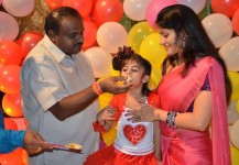 H d kumaraswamy with wife radhika kumaraswamy and daughter shamika
