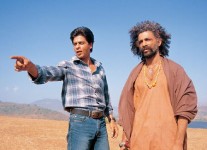 Makrand deshpande with shah rukh khan in 2004 swadesh movie