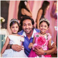 Manchu vishnu with daughters ariaana & viviana