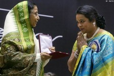Umashree receiving medal from the then president of india